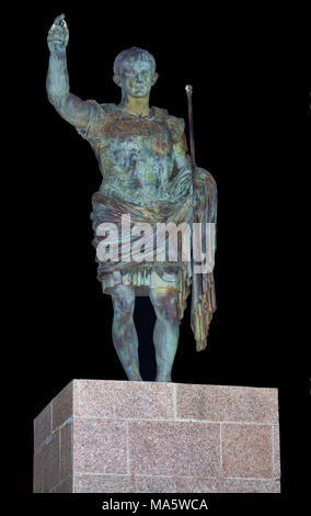 Réplique d'Auguste de Prima Porta statue de nuit. Merida, Espagne Banque D'Images