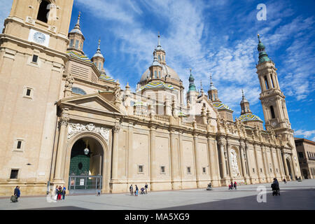 Saragosse, Espagne - 3 mars 2018 : La Cathédrale Basilique del Pilar. Banque D'Images