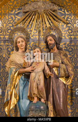 Saragosse, Espagne - 3 mars 2018 : La sculpture polychrome sculpté de Sainte Famille à l'église Iglesia de San Miguel de los Navarros formule 19, 100. Banque D'Images