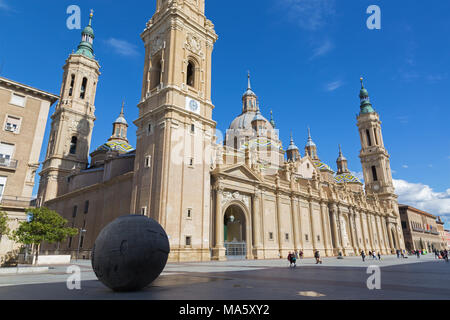 Saragosse, Espagne - 3 mars 2018 : La Cathédrale Basilique del Pilar. Banque D'Images