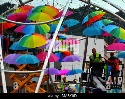 Un parapluie coloré de finition des travailleurs l'installation pour l'CubaDupa annuel festival de rue, mars 2018. Banque D'Images