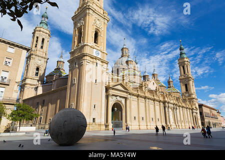 Saragosse, Espagne - 3 mars 2018 : La Cathédrale Basilique del Pilar. Banque D'Images