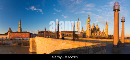 Saragosse - le panorama du pont Puente de Piedra et la Basilica del Pilar dans la lumière du matin. Banque D'Images