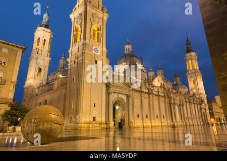 Saragosse, Espagne - 2 mars, 2018 : La Cathédrale Basilique del Pilar. Banque D'Images