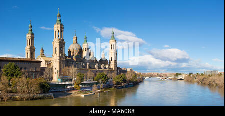 Saragosse - le panorama de la Basilique del Pilar et de la rivière dans la lumière du matin. Banque D'Images