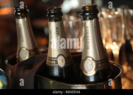 Bouteilles de Champagne Louis Roederer dans ice bucket Banque D'Images