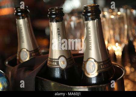 Bouteilles de Champagne Louis Roederer en seau à glace. Banque D'Images