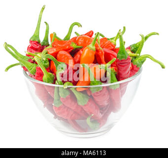 Hot Chili Peppers dans bol en verre isolé sur un fond blanc. Banque D'Images