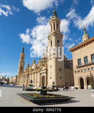 Saragosse, Espagne - 3 mars 2018 : La Cathédrale Basilique del Pilar. Banque D'Images