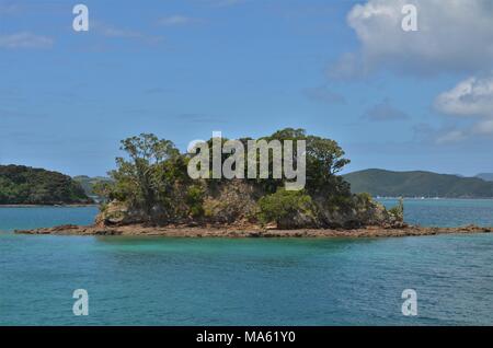 Petite île isolée dans la mer bleue Banque D'Images