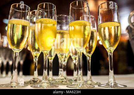 Table pleine de verre de cava blanc produit en Almendralejo, Estrémadure, Espagne Banque D'Images