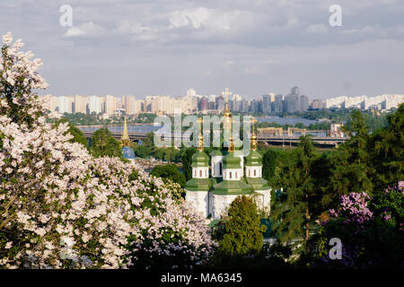 Vue du monastère de printemps Vydubychi et Dniepr avec lilac blossom dans jardin botanique à Kiev, Ukraine Banque D'Images