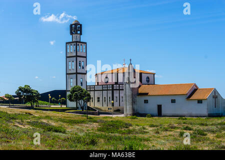 Dunes de sable et de l'Église à Costa Nova, une célèbre plage près d'Aveiro, Centro, Portugal Banque D'Images