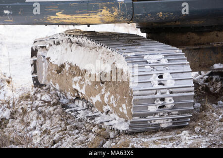 De caterpillar bulldozer sur un sol gelé au travail .