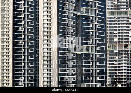 Vue de face d'une énorme tour moderne appartement de logement public à Singapour avec des détails de conception et les éléments architecturaux Banque D'Images