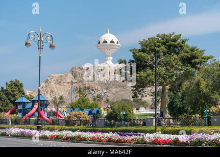 Riyam park à Muscat, Oman avec sa sculpture en marbre blanc d'un navire d'encens Banque D'Images