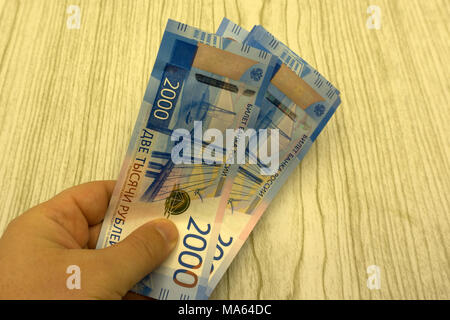 Nouveaux billets de 2000 roubles isolé sur fond blanc Banque D'Images