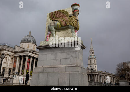 La Quatrième Commission 12e socle par le maire de Londres art intitulée 'L'ennemi invisible ne devrait pas exister" par l'artiste Michael Rakowitz, à Trafalgar Square, le 29 mars, 2018 à Londres, en Angleterre. Commencé en 2006, la sculpture recrée plus de 7 000 objets archéologiques volés dans le Musée de l'Iraq pendant la guerre, il y a détruit ou ailleurs. Ces était d'undes Lamassu, une divinité ailée qui gardé Nergal Gate à l'entrée de la ville antique de la ville assyrienne de Ninive (Mossoul, Irak) qui a été détruit par ISIS en 2015. Le Lamassu, qui a le même encombrement que l'Fourt Banque D'Images