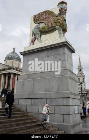 La Quatrième Commission 12e socle par le maire de Londres art intitulée 'L'ennemi invisible ne devrait pas exister" par l'artiste Michael Rakowitz, à Trafalgar Square, le 29 mars, 2018 à Londres, en Angleterre. Commencé en 2006, la sculpture recrée plus de 7 000 objets archéologiques volés dans le Musée de l'Iraq pendant la guerre, il y a détruit ou ailleurs. Ces était d'undes Lamassu, une divinité ailée qui gardé Nergal Gate à l'entrée de la ville antique de la ville assyrienne de Ninive (Mossoul, Irak) qui a été détruit par ISIS en 2015. Le Lamassu, qui a le même encombrement que l'Fourt Banque D'Images