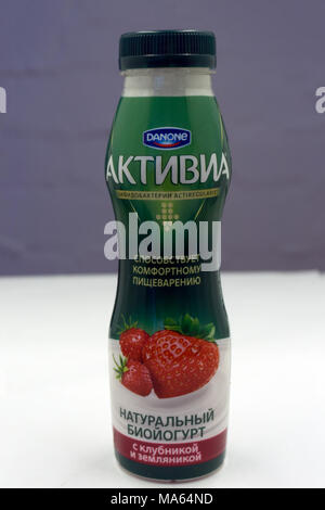 La Russie Berezniki 22 Février 2018 : une bouteille de boisson probiotique Activia Banque D'Images