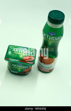 La Russie Berezniki 22 Feb 2018 : Forfaits de yogourt Activia une saveur différente sur un fond blanc. Le yogourt Activia est une marque appartenant à Groupe Danone Banque D'Images