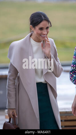 23 mars 2018 La Grande-Bretagne Royaume-uni Belfast, le prince Harry et sa fiancée Meghan Markle sur une visite à Belfast, où ils ont visité le Crown Liquor Saloon. Banque D'Images