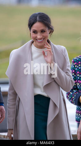 23 mars 2018 La Grande-Bretagne Royaume-uni Belfast, le prince Harry et sa fiancée Meghan Markle sur une visite à Belfast, où ils ont visité le Crown Liquor Saloon. Banque D'Images