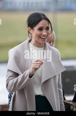 23 mars 2018 La Grande-Bretagne Royaume-uni Belfast, le prince Harry et sa fiancée Meghan Markle sur une visite à Belfast, où ils ont visité le Crown Liquor Saloon. Banque D'Images
