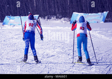 Winter sport extrême de deux jeunes skieurs sur la piste de ski jusqu'à la ligne d'arrivée . Banque D'Images