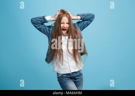 Le squint eyed girl avec expression bizarre isolé sur blue Banque D'Images