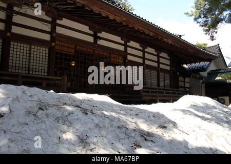 Traduction : 'Oyama Shrine'. Il était couvert de neige légère. Prises à Kanazawa, Japon - février 2018. Banque D'Images