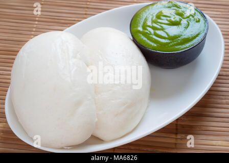 Close up of Mantou (Chinese steamed bun) avec crème de pandan thaïlandais (Thai style green crème anglaise) Banque D'Images