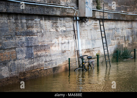 Location fixée à l'escrime sur un sentier en contrebas submergé dans la Seine au cours de l'inondation de Paris 2018 Banque D'Images