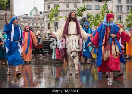 Burke-Dunsmore James comme Jésus dans la bonne performance de vendredi la Passion de Jésus, donné par les joueurs Wintershall, à Trafalgar Square, Londres. Banque D'Images