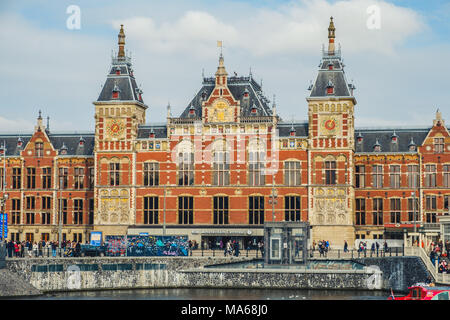 Amsterdam, Pays-Bas - mars 2018 : gare principale extérieur du bâtiment de la gare centrale d'Amsterdam (Amsterdam Centraal). Banque D'Images