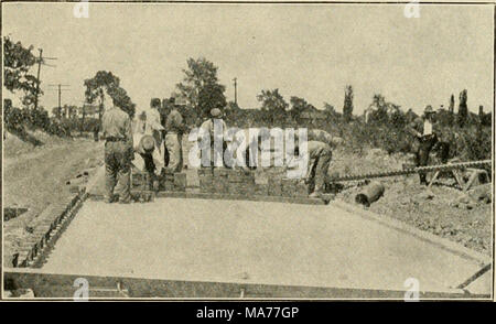 . L'agriculture primaire . Avec la permission de la National Paving Briik tous's. Ass'n, fig. 10;i. Lai/hif/ une hiick roml. d'épaisseur. Ils coûtent de trois à six mille dollars de sable tu par mille, mais les agriculteurs intelligents se rendent compte que cet impôt monev est bien investi. Banque D'Images