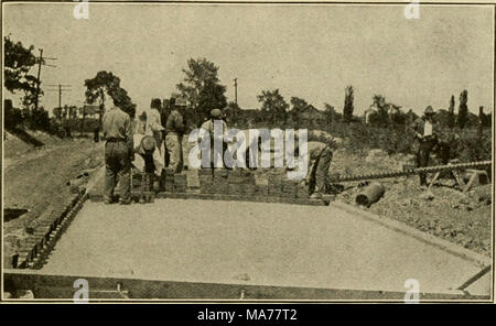 . L'agriculture primaire . Avec la permission de la brique de pavage Mfg. Ass'n, Cleveland, Ohio) Fig. 106. La pose d'une bricJc road. d'épaisseur. Ils coûtent de trois à six mille dollars de sable- tu par mille, mais les agriculteurs intelligents se rendent compte que cet impôt est de l'argent bien investi. Banque D'Images