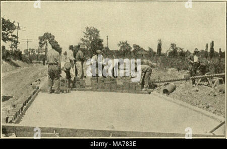 . L'agriculture primaire . Avec la permission de la brique de pavage Mfg. Ass'n, Cleveland, Ohio) Fig. 10, paragraphe 5. Jeter une brique road. d'épaisseur. Ils coûtent de trois à six mille dollars de sable- tu par mille, mais les agriculteurs intelligents se rendent compte que cet impôt est de l'argent bien investi. Banque D'Images