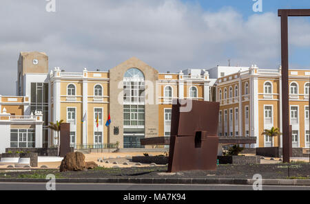 Arrecife Cabildo de Lanzarote, Área de Educación y Cultura Lanzarote, Rusty metal sculpture sur le rond-point. Banque D'Images