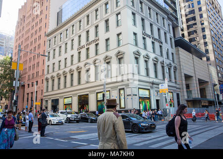 Le centre-ville de Sydney et Louis Vuitton store avec pedestrains traversant l'intersection à George et Market Streets, Sydney, Australie Banque D'Images