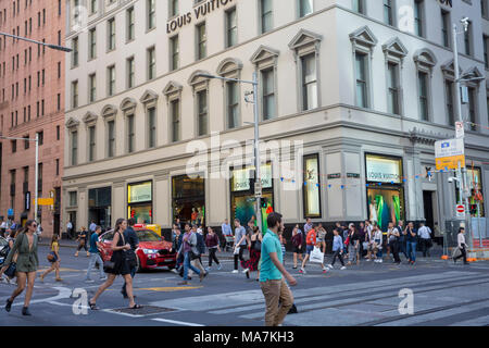 Le centre-ville de Sydney et Louis Vuitton store avec pedestrains traversant l'intersection à George et Market Streets, Sydney, Australie Banque D'Images