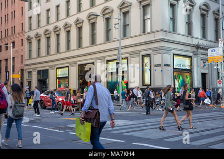 Le centre-ville de Sydney et Louis Vuitton store avec pedestrains traversant l'intersection à George et Market Streets, Sydney, Australie Banque D'Images