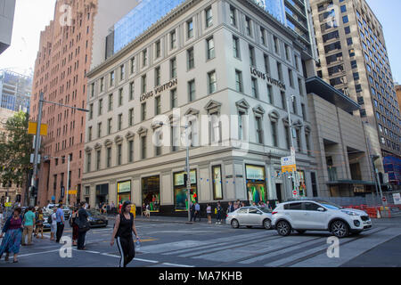 Le centre-ville de Sydney et Louis Vuitton store avec pedestrains traversant l'intersection à George et Market Streets, Sydney, Australie Banque D'Images