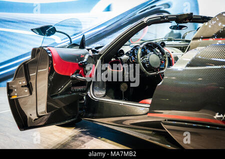 Genève, SUISSE - Le 17 mars 2018 : PAGANI HUAYRA ROADSTER Voiture de sport ultra-rapide présenté lors de la 88e Salon International de l'Automobile de Genève. Banque D'Images