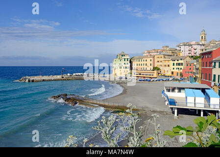 Vue éloignée sur la vieille ville et du port de Bogliasco au fil di Levante Ligurie, au nord ouest de l'Italie Banque D'Images