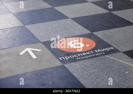 Moscou, Russie - 12 mars 2018 : l'enseigne sur le plancher à la station de métro Prospekt Mira est rond-point. La station a été ouverte le 30 janvier, 195 Banque D'Images