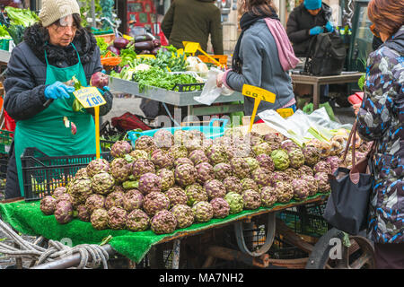 Les artichauts en vente sur stand au marché de Campo de' Fiori, Rome, Italie. Banque D'Images