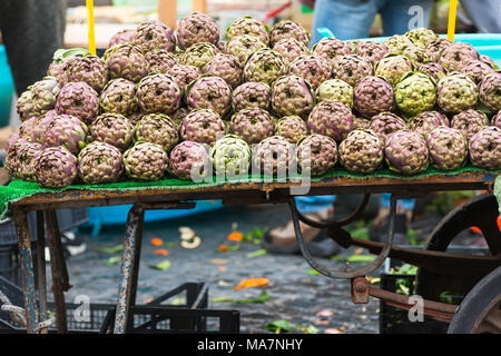 Les artichauts en vente sur stand au marché de Campo de' Fiori, Rome, Italie. Banque D'Images