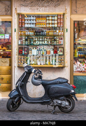 Vitrine de l'épicerie traditionnelle au Campo de Fiori, Rome, Latium, Italie, Europe. Banque D'Images