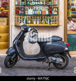 En dehors de la vitrine de l'épicerie traditionnelle Scooter à Campo de Fiori, Rome, Latium, Italie, Europe. Banque D'Images